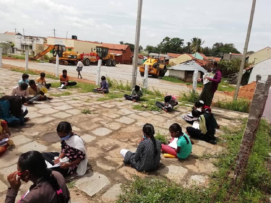 ಕೊಳ್ಳೇಗಾಲ ತಾಲ್ಲೂಕಿನ ಹರಳೆ ಗ್ರಾಮದಲ್ಲಿ ಶಿಕ್ಷಕಿಯೊಬ್ಬರು ಊರಿನ ಮಕ್ಕಳಿಗೆ ಪಾಠ ಮಾಡುತ್ತಿರುವುದು