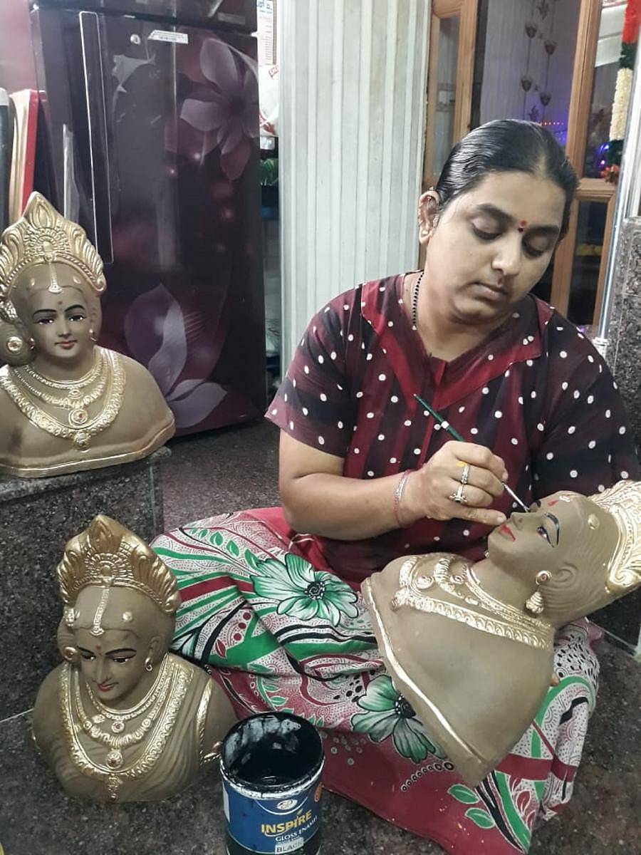 ಗೌರಿ ಮೂರ್ತಿಗೆ ಅಂತಿಮ ಸ್ವರೂಪ ನೀಡಿದ ಕುಂಬಾರಗೇರಿಯ ಎ.ಭಾರತಿ