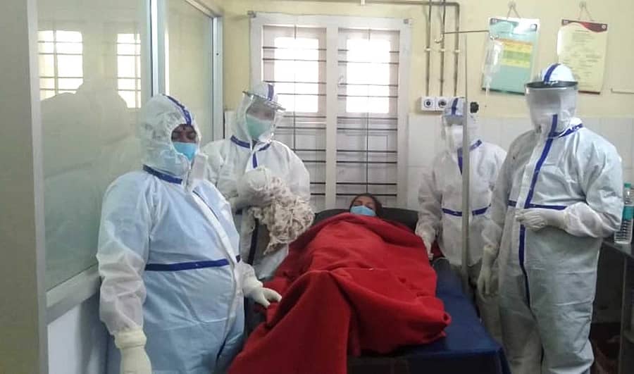 ನರಸಿಂಹರಾಜಪುರದ ತಾಲ್ಲೂಕು ಸಾರ್ವಜನಿಕ ಆಸ್ಪತ್ರೆಯಲ್ಲಿ 21ವರ್ಷದ ಕೋವಿಡ್ ಸೋಂಕಿತ ಗರ್ಭಿಣಿಗೆ ಸಹಜ ಹೆರಿಗೆ ಮಾಡಿದ ಪ್ರಸೂತಿ ತಜ್ಞೆ ಡಾ.ಚಂದ್ರಪ್ರಭ ನೇತೃತ್ವದ ತಂಡ