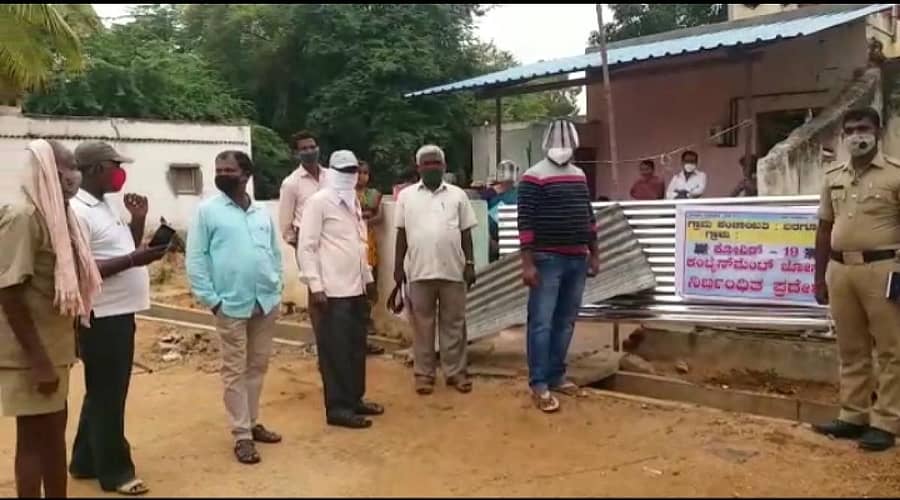 ಶಿರಾ ತಾಲ್ಲೂಕು ಬರಗೂರಿನಲ್ಲಿ ಮಹಿಳೆಯೊಬ್ಬರಿಗೆ ಕೊರೊನಾ ಸೋಂಕು ದೃಢಪಟ್ಟಿದ್ದು ಅವರ ಮನೆಯನ್ನು ಸೀಲ್ಡೌನ್ ಮಾಡಲಾಯಿತು