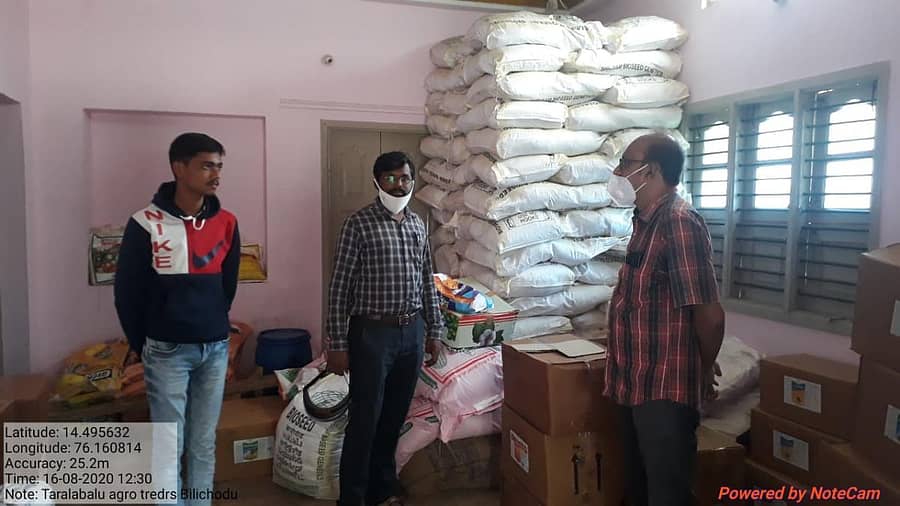 ಜಗಳೂರು ತಾಲ್ಲೂಕಿನ ಬಿಳಿಚೋಡು ಗ್ರಾಮದ ಮಾರಾಟ ಮಳಿಗೆಗಳ ಮೇಲೆ ಕೃಷಿ ಅಧಿಕಾರಿ ಶ್ರೀನಿವಾಸುಲು ನೇತೃತ್ವದಲ್ಲಿ ಅಧಿಕಾರಿಗಳ ತಂಡ ದಾಳಿ ನಡೆಸಿತು