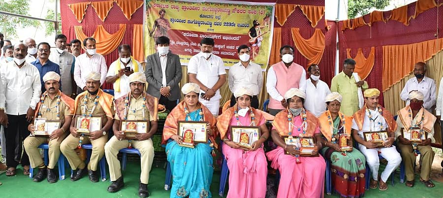 ಕೋಲಾರದಲ್ಲಿ ಶನಿವಾರ ನಡೆದ ಕಾಂತ್ರಿವೀರ ಸಂಗೊಳ್ಳಿ ರಾಯಣ್ಣರ ಜಯಂತಿಯಲ್ಲಿ ಕೊರೊನಾ ವಾರಿಯರ್ಸ್ಗಳನ್ನು ಸನ್ಮಾನಿಸಲಾಯಿತು.