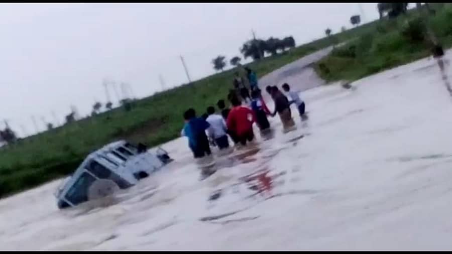 ಸೈದಾಪುರ ಸಮೀಪದ ಕೊಂಡಾಪುರ ಬಳಿ ಇರುವ ಹಳ್ಳದಲ್ಲಿ ಕ್ರೂಸರ್ ಮಗುಚಿ ಬಿದ್ದಿರುವುದು