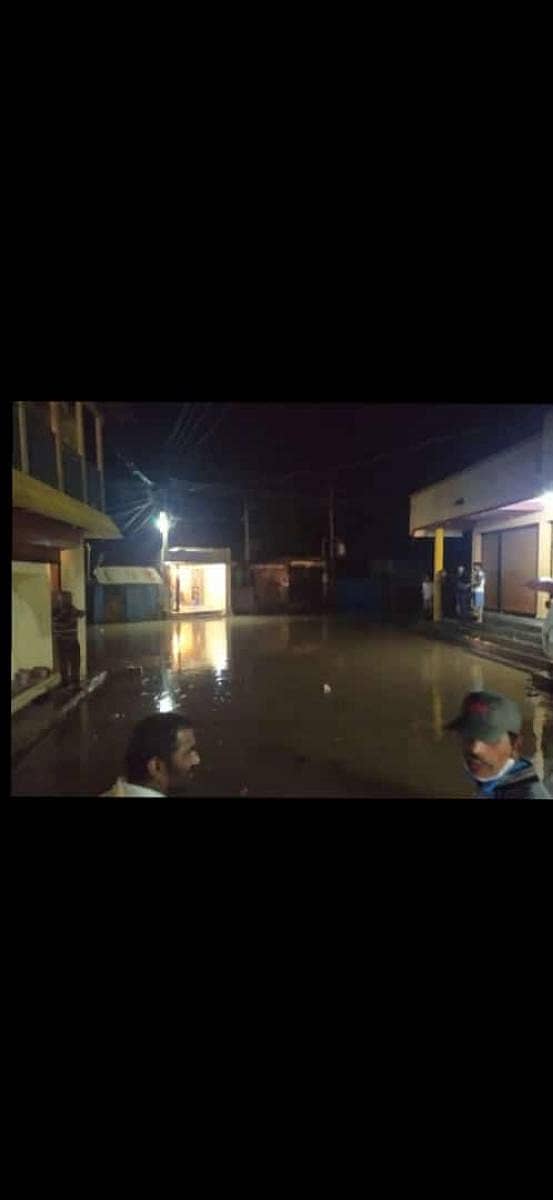 ಮಲಪ್ರಭಾ ನದಿ ಪ್ರವಾಹದಿಂದಾಗಿ ಸವದತ್ತಿ ತಾಲ್ಲೂಕಿನ ಮುನವಳ್ಳಿಯ ಯಲಿಗಾರ ಓಣಿ ಭಾನುವಾರ ರಾತ್ರಿ ಜಲಾವೃತವಾಗಿದೆ