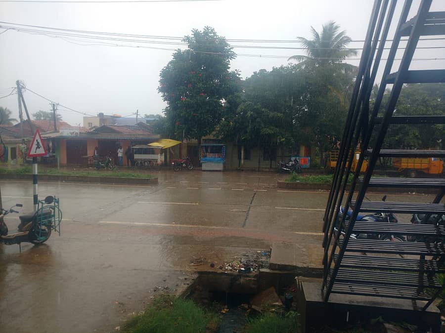 ತ್ಯಾವಣಗಿ ಗ್ರಾಮದಲ್ಲಿ ಸುರಿದ ಮಳೆಗೆ ರಸ್ತೆಯಲ್ಲಿ ನೀರು ನಿಂತಿರುವುದು