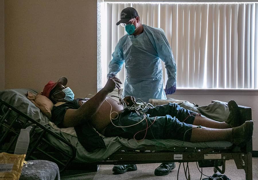 ಅಮೆರಿಕದ ಟೆಕ್ಸಾಸ್ ನಗರದಲ್ಲಿ ಸೋಂಕಿತರಿಗೆ ಚಿಕಿತ್ಸೆ