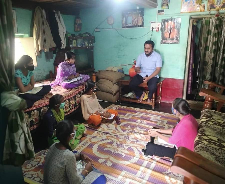 ಚನ್ನಗಿರಿ ತಾಲ್ಲೂಕಿನ ಸಂತೇಬೆನ್ನೂರಿನ ಕೆಪಿಎಸ್ ಶಾಲೆಯ ಶಿಕ್ಷಕ ಜಾಕೀರ್ ಹುಸೇನ್ ಮನೆಯೊಂದರಲ್ಲಿ ವಿದ್ಯಾರ್ಥಿಗಳಿಗೆ ಪಾಠ ಮಾಡುತ್ತಿರುವುದು