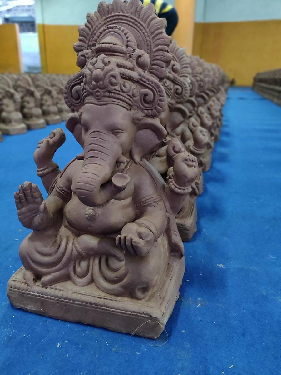 ವಿಜಯಪುರದಲ್ಲಿ ಮಾರಾಟಕ್ಕೆ ಇಡಲಾಗಿರುವ ಮಣ್ಣಿನಿಂದ ತಯಾರಿಸಿದ ಗಣೇಶನ ಮೂರ್ತಿಗಳು