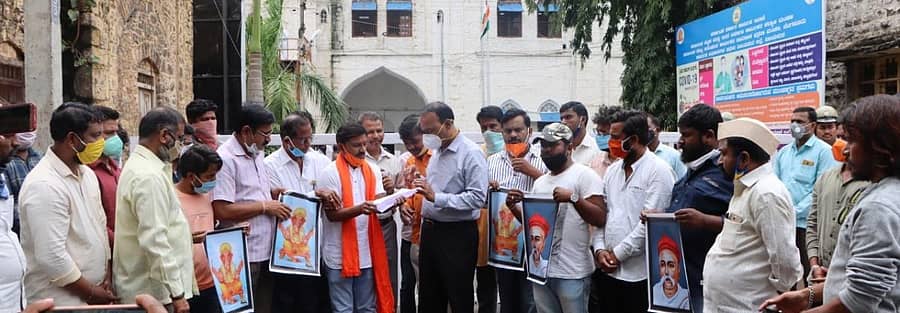 ಸಾರ್ವಜನಿಕ ಗಣೇಶೋತ್ಸವಕ್ಕೆ ಅವಕಾಶ ಕಲ್ಪಿಸಬೇಕು ಎಂದು ಆಗ್ರಹಿಸಿ ಶ್ರೀರಾಮ ಸೇನೆ ಕಾರ್ಯಕರ್ತರು ಸೋಮವಾರ ವಿಜಯಪುರ ಹೆಚ್ಚುವರಿ ಜಿಲ್ಲಾಧಿಕಾರಿ ಡಾ.ಔದ್ರಾಮ್‌ ಅವರಿಗೆ ಮನವಿ ಸಲ್ಲಿಸಿದರು
