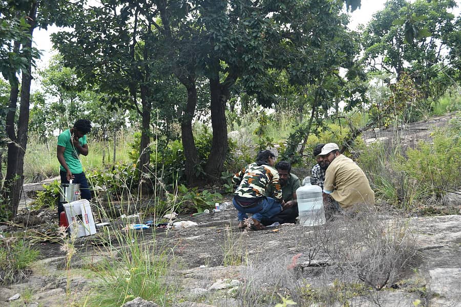 ದೇವರಾಯನ ದುರ್ಗ ಅರಣ್ಯ ಪ್ರದೇಶದಲ್ಲಿ ಪಾರ್ಟಿ ಮಾಡುತ್ತಿರುವ ಯುವಕರು