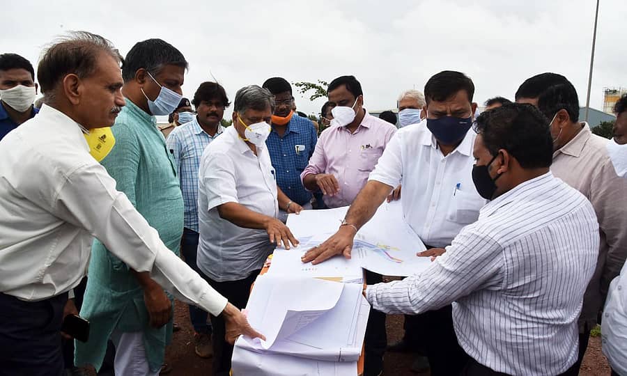 ಹುಬ್ಬಳ್ಳಿ ಹೊರವಲಯದಲ್ಲಿರುವ ಗಾಮನಗಟ್ಟಿ ಕೈಗಾರಿಕಾ ಪ್ರದೇಶಕ್ಕೆ ಭೇಟಿ ನೀಡಿದ ಸಚಿವ ಜಗದೀಶ ಶೆಟ್ಟರ್ ಅವರಿಗೆ, ಅಧಿಕಾರಿಗಳು ಮಾಹಿತಿ ನೀಡಿದರುಪ್ರಜಾವಾಣಿ ಚಿತ್ರ