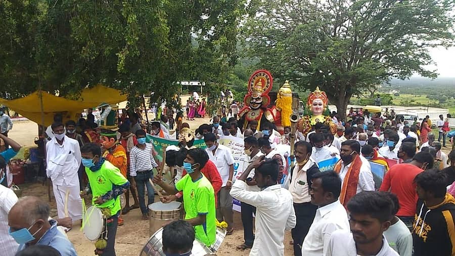 ಪಾವಗಡ ತಾಲ್ಲೂಕು ನಿಡಗಲ್ ದುರ್ಗದಲ್ಲಿ 4ನೇ ಶ್ರಾವಣ ಸೋಮವಾರದ ಪ್ರಯುಕ್ತ ನಿಡಗಲ್ ಉತ್ಸವ ನಡೆಸಲಾಯಿತು