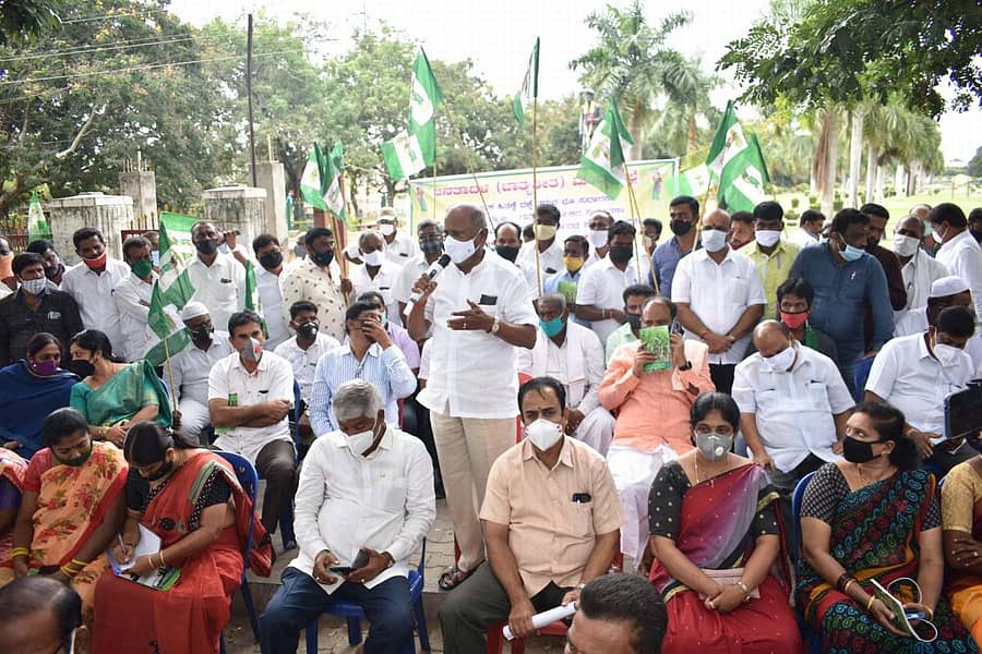 ವಿವಿಧ ಕಾಯ್ದೆಗಳ ತಿದ್ದುಪಡಿ ವಿರುದ್ಧ ಮುಖಂಡರು ನಡೆಸಿದ ಪ್ರತಿಭಟನೆ ವೇಳೆ ಶಾಸಕ ಡಿ.ಸಿ.ತಮ್ಮಣ್ಣ ಮಾತನಾಡಿದರು