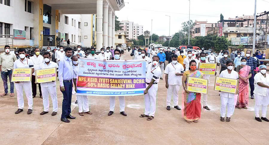 ಮೂಲ ವೇತನದಲ್ಲಿ ಶೇ 50ರಷ್ಟು ಹೆಚ್ಚಳ ಮಾಡಬೇಕು ಎಂದು ಆಗ್ರಹಿಸಿ ಬ್ರಿಮ್ಸ್ ಶುಶ್ರೂಷಕ ನೌಕರರ ಸಂಘದ ಜಿಲ್ಲಾ ಘಟಕದ ಪದಾಧಿಕಾರಿಗಳು ಕೈಗೆ ಕಪ್ಪು ಪಟ್ಟಿ ಕಟ್ಟಿಕೊಂಡು ಸೋಮವಾರ ಬೀದರ್ನ ಬ್ರಿಮ್ಸ್ ಆಸ್ಪತ್ರೆ ಮುಂಭಾಗದಲ್ಲಿ ಪ್ರತಿಭಟನೆ ನಡೆಸಿದರು
