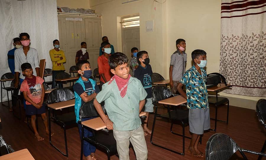 ದಾವಣಗೆರೆ ಬಾಲಕರ ಬಾಲಮಂದಿರದಲ್ಲಿ ಸ್ಮಾರ್ಟ್ಕ್ಲಾಸ್ ಉದ್ಘಾಟನೆಯಲ್ಲಿ ಮಕ್ಕಳು (ಎಡಚಿತ್ರ). ಮಹಿಳಾ ಮತ್ತು ಮಕ್ಕಳ ಕಲ್ಯಾಣ ಇಲಾಖೆಯ ಉಪನಿರ್ದೇಶಕ ಕೆ.ಎಚ್. ವಿಜಯಕುಮಾರ್ ಉದ್ಘಾಟಿಸಿದರು. ಜಿಲ್ಲಾ ಮಕ್ಕಳ ರಕ್ಷಣಾಧಿಕಾರಿ ಬಸವರಾಜಯ್ಯ, ಬಾಲಮಂದಿರದ ಅಧೀಕ್ಷಕಿ ಜ್ಯೋತಿ ಕೆ.ಎಚ್., ಜಿಲ್ಲಾ ಮಕ್ಕಳ ರಕ್ಷಣಾ ಘಟಕದ ಲೆಕ್ಕಿಗರಾದ ಶೃತಿ ಎಚ್.ಎನ್., ಮುಖ್ಯೋಪಾಧ್ಯಾಯಿನಿ ಅನಸೂಯಮ್ಮ, ಕಾನೂನು ಪರಿವೀಕ್ಷಣಾಧಿಕಾರಿ ಪ್ರಕಾಶ್ ಡಿ.ಎಸ್. ಇದ್ದರು