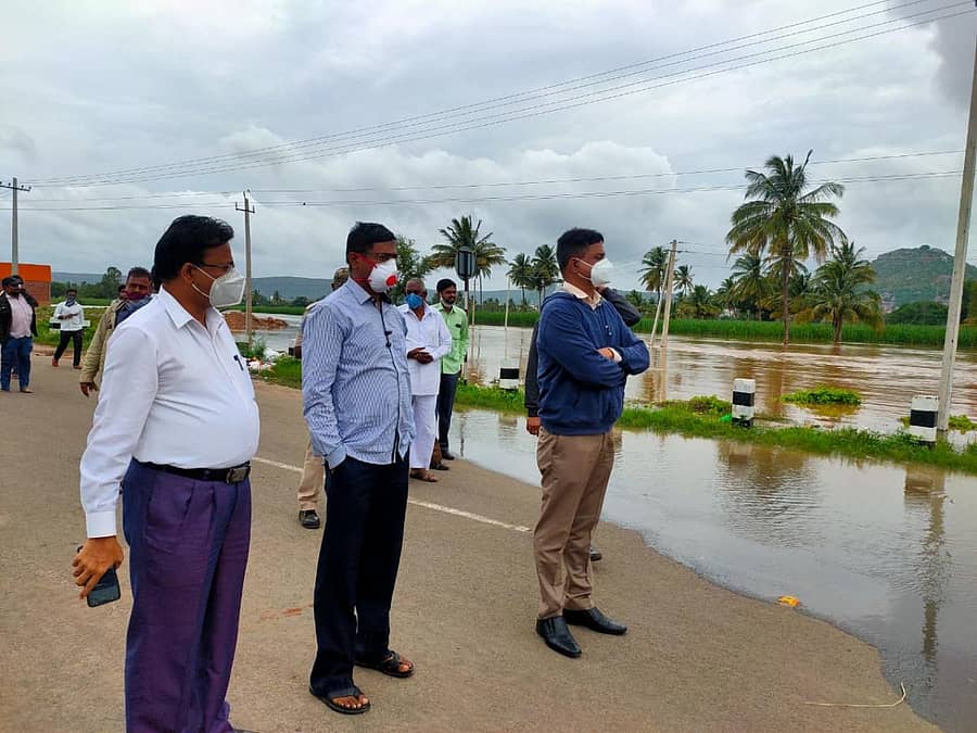 ಗೋಕಾಕ ಹೊರವಲಯದ ಲೊಳಸೂರ ಸೇತುವೆ ಜಲಾವೃತವಾಗಿರುವುದನ್ನು ಜಿಲ್ಲಾಧಿಕಾರಿ ಎಂ.ಜಿ. ಹಿರೇಮಠ ವೀಕ್ಷಿಸಿದರು