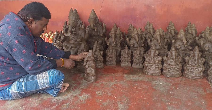 ಮೂರ್ತಿ ತಯಾರಿಕೆಯಲ್ಲಿ ತೊಡಗಿರುವ ಕಲಾವಿದ ಆನಂದ್