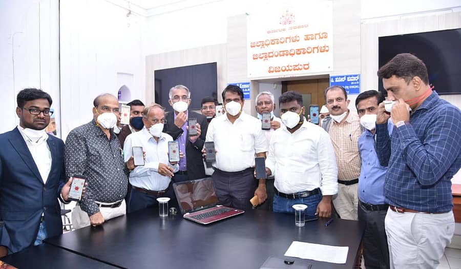 ಕೋವಿಡ್ ಪಾಸಿಟಿವ್ ರೋಗಿಗಳ ಚಿಕಿತ್ಸೆಗೆ ಅನುಕೂಲವಾಗುವಂತೆ ವಿಜಯಪುರ ಜಿಲ್ಲಾಡಳಿತ ಅಭಿವೃದ್ಧಿಪಡಿಸಿರುವ ವಿನೂತನ ಆ್ಯಪ್ ಅನ್ನು ಜಿಲ್ಲಾಧಿಕಾರಿ ಸುನೀಲ್ ಕುಮಾರ್ ಬಿಡುಗಡೆ ಮಾಡಿದರು. ಜಿ.ಪಂ. ಸಿಇಒ ಗೋವಿಂದ ರೆಡ್ಡಿ, ಆಯುಕ್ತ ಶ್ರೀಹರ್ಷ ಶೆಟ್ಟಿ ಇದ್ದಾರೆ