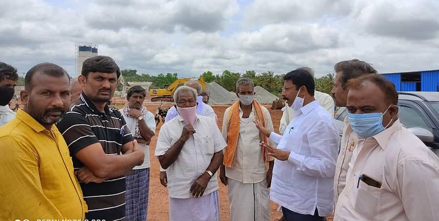 ತುರುವೇಕೆರೆ ತಾಲ್ಲೂಕಿನ ಹೊನ್ನೇನಹಳ್ಳಿಯ ಎತ್ತಿನ ಹೊಳೆ ಕಾಮಗಾರಿ ಬಳಿ ಅಧಿಕಾರಿಗಳೊಂದಿಗೆ ಶಾಸಕ ಮಸಾಲ ಜಯರಾಂ ಚರ್ಚಿಸಿದರು