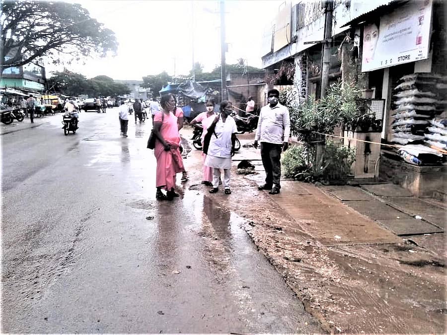 ಕೊಡಿಗೇನಹಳ್ಳಿ ಗ್ರಾಮದ ಬಸ್ ನಿಲ್ದಾಣದ ಸಮೀಪವಿರುವ ಅಂಗಡಿ ಮಾಲಿಕರೊಬ್ಬರಿಗೆ ಕೊರೊನಾ ಸೋಂಕು ದೃಢಪಟ್ಟಿರುವುದರಿಂದ ಸೋಮವಾರ ಗ್ರಾಮ ಪಂಚಾಯಿತಿ ಅಧಿಕಾರಿಗಳು, ಆರೋಗ್ಯ ಇಲಾಖೆ ಅಧಿಕಾರಿಗಳು ಮತ್ತು ಆಶಾ ಕಾರ್ಯಕರ್ತೆಯರು ಸುತ್ತಮುತ್ತಲಿನ ಕೆಲ ಮನೆಗಳನ್ನು ಸೀಲ್‌ಡೌನ್ ಮಾಡಿದರು