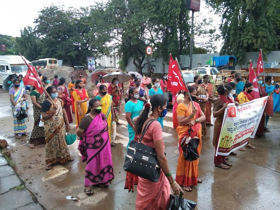 ಅಕ್ಷರ ದಾಸೋಹ ನೌಕರರು ಮಂಗಳೂರಿನ ಮಿನಿ ವಿಧಾನಸೌಧದ ಎದುರು ಸೋಮವಾರ ಪ್ರತಿಭಟನೆ ನಡೆಸಿದರು.