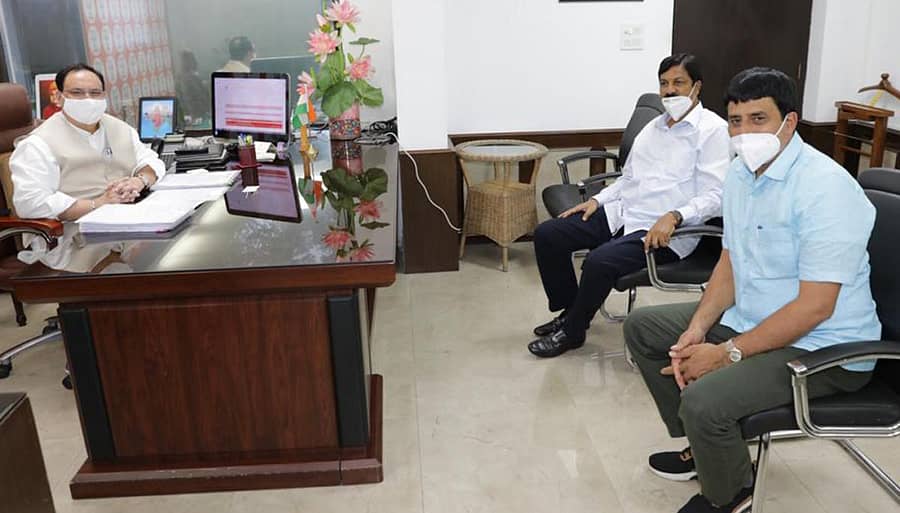 ನವದೆಹಲಿಯಲ್ಲಿ ಸೋಮವಾರ ಬೆಳಗಾವಿ ಜಿಲ್ಲಾ ಉಸ್ತುವಾರಿ ಸಚಿವ ರಮೇಶ ಜಾರಕಿಹೊಳಿ ಭೇಟಿಯಾದರು. ವಿಧಾನ ಪರಿಷತ್ ಸದಸ್ಯ ಸಿ.ಪಿ. ಯೋಗೇಶ್ವರ್ ಜೊತೆಗಿದ್ದರು.