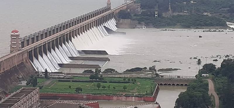 ಹೊಸಪೇಟೆ ಸಮೀಪದ ತುಂಗಭದ್ರಾ ಜಲಾಶಯದ 10 ಕ್ರಸ್ಟ್‌ಗೇಟ್‌ಗಳನ್ನು ತೆಗೆದು ನದಿಗೆ ನೀರು ಹರಿಸುತ್ತಿರುವುದು