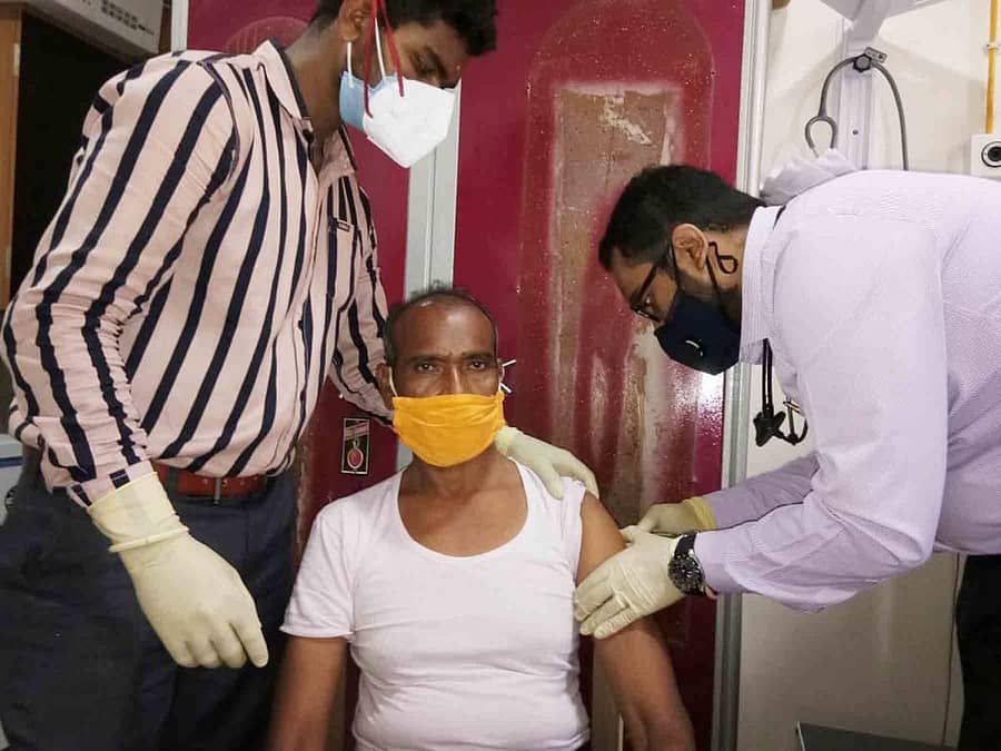 ಹಿರಿಯೂರಿನ ಕಾದಂಬರಿಕಾರ ಡಿ.ಸಿ. ಪಾಣಿಯವರಿಗೆ ಭಾನುವಾರ ಬೆಳಗಾವಿಯ ಜೀವನ್ ರೇಖಾ ಆಸ್ಪತ್ರೆಯಲ್ಲಿ ಶನಿವಾರ ಡಾ. ಪರಿತೋಷ್ ವಿ ದೇಶಾಯ್ ಅವರು ವಿಶೇಷ ಫಾರ್ಮಾಜೆಟ್ ಮೆಷಿನ್ ಮೂಲಕ ಕೋವಿಡ್ 19 ಪ್ರಾಯೋಗಿಕ ಲಸಿಕೆಯನ್ನು ನೀಡುತ್ತಿರುವುದು.