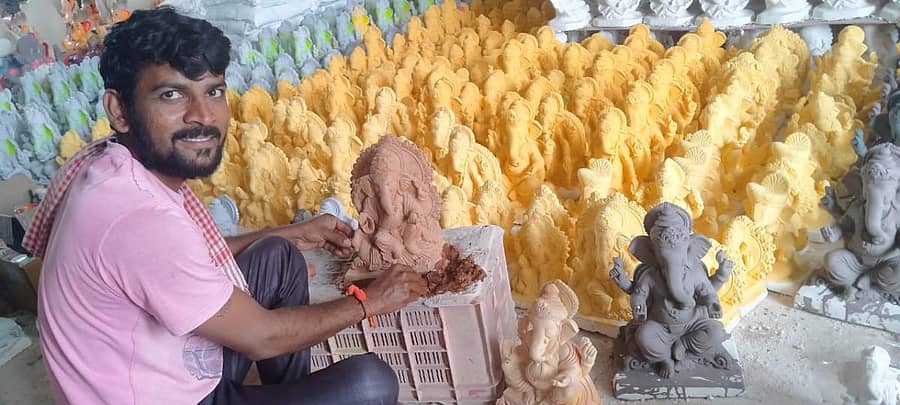 ಭಾಲ್ಕಿ ತಾಲ್ಲೂಕಿನ ಖಟಕ ಚಿಂಚೋಳಿ ಗ್ರಾಮದ ಕಲಾವಿದ ಪ್ರಕಾಶ ಉಮ್ಮರಗೆ ತಾವು ತಯಾರಿಸಿದ ಗಣೇಶ ಮೂರ್ತಿಗಳಿಗೆ ಅಂತಿಮ ರೂಪ ನೀಡುತ್ತಿರುವುದು
