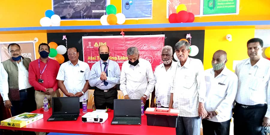 ತುರುವೇಕೆರೆ ಪಟ್ಟಣದ ಜೆ.ಪಿ ಆಂಗ್ಲ ಶಾಲೆಯಲ್ಲಿ ಪ್ರಥಮ ಬಾರಿಗೆ ಅಟಲ್ ಟಿಂಕರಿಂಗ್ ಪ್ರಯೋಗಾಲಯವನ್ನು ಬ್ಯಾಂಕ್ ಅಧಿಕಾರಿ ನಾಗರಾಜ್ ಉಪಾಧ್ಯಾಯ ಉದ್ಘಾಟಿಸಿದರು