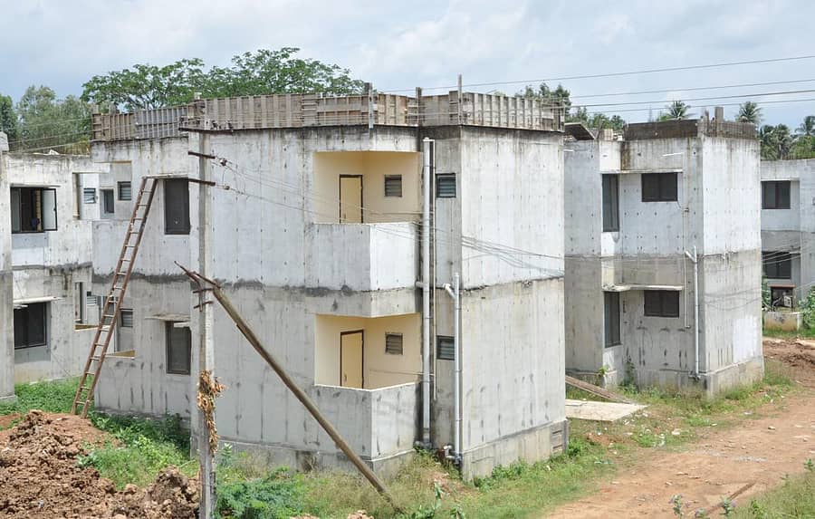 ಹಾಲಹಳ್ಳಿ ಕೊಳೆಗೇರಿಯಲ್ಲಿ 2ನೇ ಮಹಡಿ ನಿರ್ಮಿಸಲು ಪಿಲ್ಲರ್ ಹಾಕಿರುವುದು