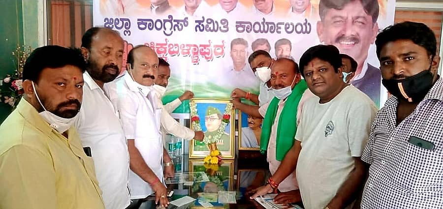 ಕಾಂಗ್ರೆಸ್‌ ಕಚೇರಿಯಲ್ಲಿ ಮುಖಂಡರು ನೇತಾಜಿ ಸುಭಾಷ್‌ ಚಂದ್ರ ಬೋಸ್‌ ಅವರ ಭಾವಚಿತ್ರಕ್ಕೆ ಪುಷ್ಪ ನಮನ ಸಲ್ಲಿಸಿದರು.