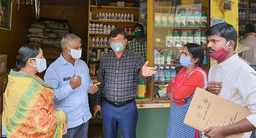 ಜಿಲ್ಲಾ ಪಂಚಾಯಿತಿ ಅಧ್ಯಕ್ಷೆ ಸುವರ್ಣಾ ಮಾಲಾಜಿ ಅವರು ಜಂಟಿ ಕೃಷಿ ನಿರ್ದೇಶಕ ಡಾ.ರತೇಂದ್ರನಾಥ ಸೂಗುರ ಅವರೊಂದಿಗೆ ಕಲಬುರ್ಗಿಯ ವಿವಿಧ ರಸಗೊಬ್ಬರ ಅಂಗಡಿಗಳಿಗೆ ಭೇಟಿ ನೀಡಿದರು. ಹಣಮಂತರಾಯ ಮಾಲಾಜಿ ಹಾಗೂ ಕೃಷಿ ಅಧಿಕಾರಿಗಳು ಇದ್ದಾರೆ