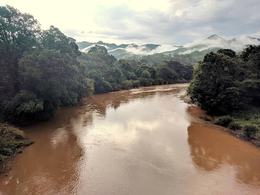 ಕಳಸ ಸಮೀಪದ ಕುದುರೆಮುಖದಲ್ಲಿ ಗುರುವಾರ ಸಂಜೆ ಭಾರಿ ಮಳೆ ಸುರಿದ ನಂತರ ಭದ್ರಾ ನದಿಯು ಕುದುರೆಮುಖ ಗಿರಿಶ್ರೇಣಿಯ ಹಿನ್ನೆಲೆಯಲ್ಲಿ ತುಂಬಿ ಹರಿಯುತ್ತಿದ್ದ ದೃಶ್ಯ.