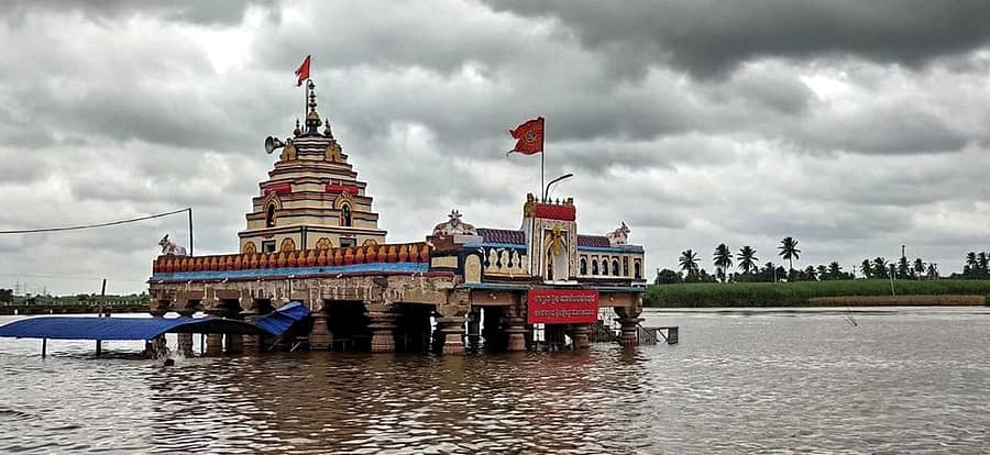 ಮುಧೋಳ ತಾಲ್ಲೂಕು ಮಾಚಕನೂರ ಗ್ರಾಮದ ಹೊಳೆಯಬಸಬೇಶ್ವರ ದೇವಸ್ಥಾನ ಘಟಪ್ರಭಾ ನದಿ ಪ್ರವಾಹದಿಂದ ಸುತ್ತುವರೆದಿರುವುದು
