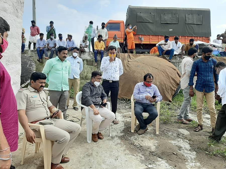 ತೆಪ್ಪ ಮುಳುಗಿ ನಾಪತ್ತೆಯಾದ ನಾಲ್ವರಿಗಾಗಿ ಮಂಗಳವಾರ ನಸುಕಿನ ಜಾವ 5 ರಿಂದ ಶೋಧ ಕಾರ್ಯ ಆರಂಭವಾಗಿದೆ.