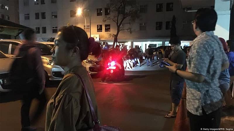 ಜನರು ಮನೆಗಳಿಂದ ಹೊರ ಬಂದಿರುವುದು (ರಾಯಿಟರ್ಸ್ ಚಿತ್ರ)