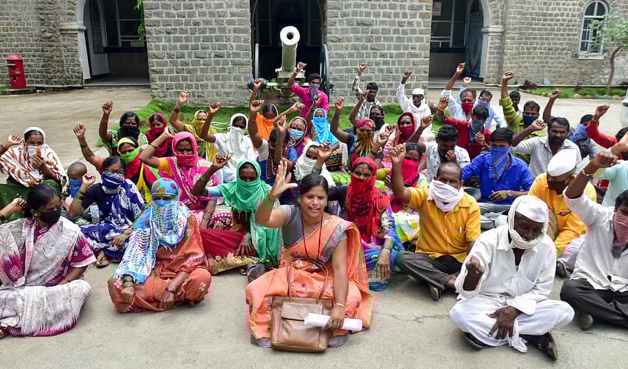 ಕರ್ನಾಟಕ ಕೃಷಿ ಕೂಲಿಕಾರರ ಸಂಘದ ಸದಸ್ಯರು ಕಲಬುರ್ಗಿ ಜಿಲ್ಲಾ ಪಂಚಾಯಿತಿ ಕಚೇರಿ ಎದುರು ಪ್ರತಿಭಟನೆ ನಡೆಸಿದರು