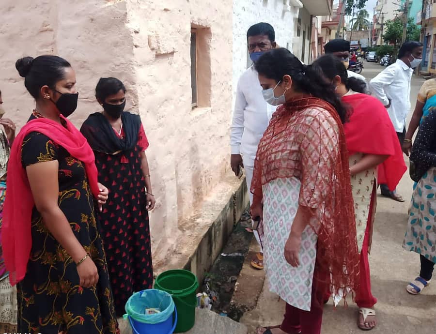 ಜಿಲ್ಲಾಧಿಕಾರಿ ಆರ್.ಲತಾ ಅವರು 19ನೇ ವಾರ್ಡ್ನಲ್ಲಿ ಸ್ಥಳೀಯ ಮಹಿಳೆಯರಿಂದ ತ್ಯಾಜ್ಯ ವಿಲೇವಾರಿ ವ್ಯವಸ್ಥೆ ಬಗ್ಗೆ ಮಾಹಿತಿ ಪಡೆದರು.