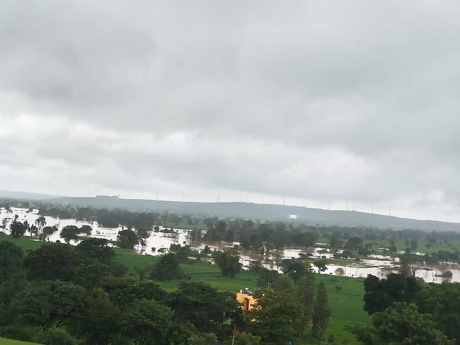 ಬೆಳಗಾವಿ ತಾಲ್ಲೂಕಿನಲ್ಲಿ ಮಾರ್ಕಂಡೇಯ ನದಿ ಪ್ರವಾಹದಿಂದ ಬೆಳೆಗಳು ಮುಳುಗಿರುವ ನೋಟ ಕಡೋಲಿ ರಸ್ತೆಯ ಗುಡ್ಡದ ಮೇಲಿಂದ ಕಂಡಿದ್ದು ಹೀಗೆ...ಪ್ರಜಾವಾಣಿ ಚಿತ್ರ