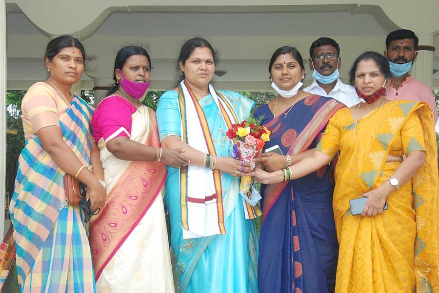 ಚಿತ್ರದುರ್ಗ ಜಿಲ್ಲಾ ಪಂಚಾಯಿತಿ ಉಪಾಧ್ಯಕ್ಷೆಯಾಗಿ ನೂತನವಾಗಿ ಆಯ್ಕೆಯಾದ ವಿಜಯಲಕ್ಷ್ಮಿ ಅವರನ್ನು ಅಧ್ಯಕ್ಷೆ ಶಶಿಕಲಾ ಹಾಗೂ ಮಹಿಳಾ ಸದಸ್ಯರು ಬುಧವಾರ ಪುಷ್ಪಗುಚ್ಛ ನೀಡಿ ಅಭಿನಂದಿಸಿದರು.