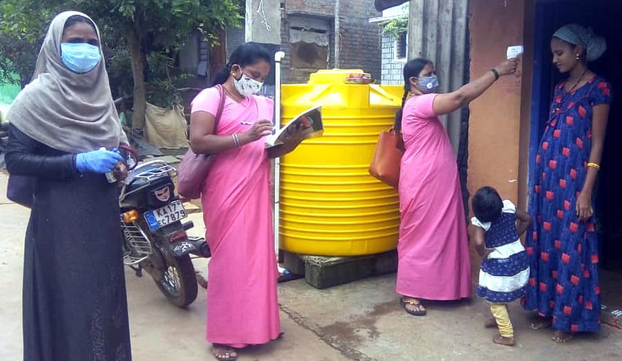 ಮಲೇಬೆನ್ನೂರು ಪಟ್ಟಣದ 8ನೇ ವಾರ್ಡಿನ ಮನೆಯೊಂದರಲ್ಲಿ ಬುಧವಾರ ಆಶಾ ಕಾರ್ಯಕರ್ತೆಯರು ಗರ್ಭಿಣಿಯೊಬ್ಬರ ಜ್ವರ ತಪಾಸಣೆ ಮಾಡುವ ವೇಳೆ ಮಗುವೊಂದು ಕುತೂಹಲದಿಂದ ನೋಡುತ್ತಿದೆ.