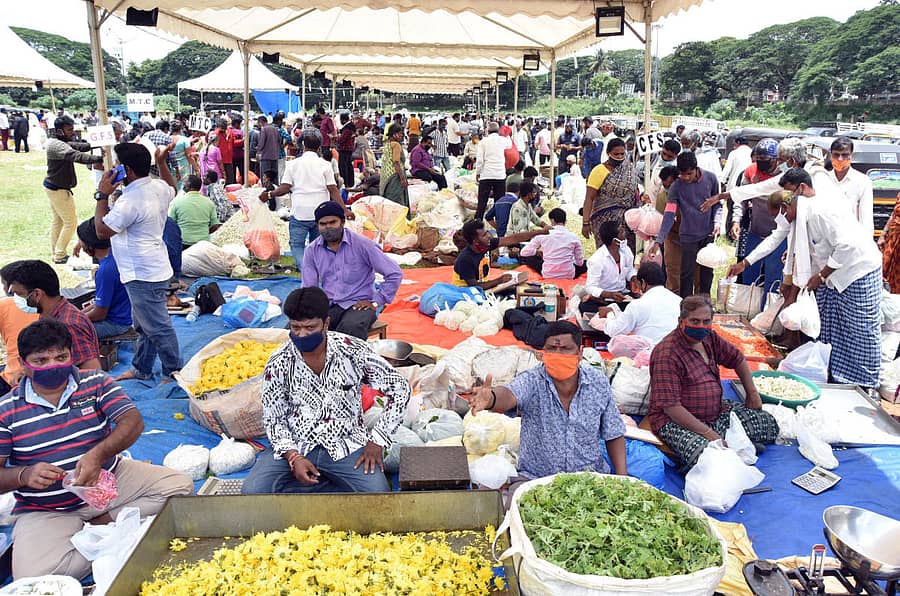 ಮೈಸೂರಿನ ಜೆ.ಕೆ.ಮೈದಾನದಲ್ಲಿ ಬುಧವಾರ ಗಣೇಶ ಚತುರ್ಥಿಯ ಅಂಗವಾಗಿ ಹೂವಿನ ವ್ಯಾಪಾರ ನಡೆಯಿತು