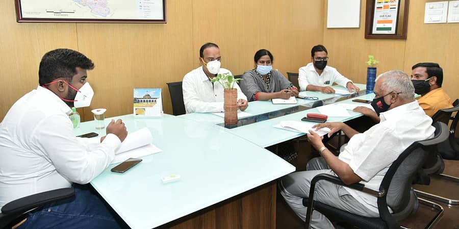 ವಿಜಯಪುರ ಜಿಲ್ಲಾಧಿಕಾರಿಗಳ ಕಚೇರಿಯಲ್ಲಿ ಬುಧವಾರ ವಿಶೇಷ ಮತದಾರರ ಪಟ್ಟಿ ಪರಿಷ್ಕರಣೆಗೆ ಸಂಬಂಧಪಟ್ಟಂತೆ ರಾಜಕೀಯ ಪಕ್ಷಗಳ ಪ್ರತಿನಿಧಿಗಳೊಂದಿಗೆ ನಡೆದ ಸಭೆಯಲ್ಲಿ ಜಿಲ್ಲಾಧಿಕಾರಿ ಪಿ.ಸುನೀಲ್ ಕುಮಾರ್ ಮಾತನಾಡಿದರು