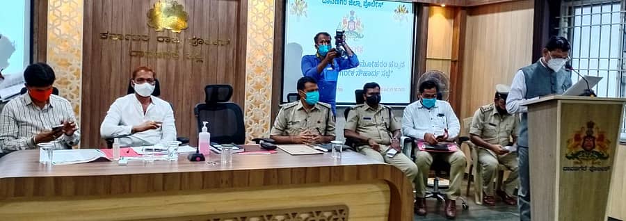 ದಾವಣಗೆರೆಯ ಜಿಲ್ಲಾ ಪೊಲೀಸ್ ವರಿಷ್ಠಾಧಿಕಾರಿ ಕಚೇರಿಯಲ್ಲಿ ಬುಧವಾರ ನಡೆದ ಶಾಂತಿ ಸಭೆಯಲ್ಲಿ ಜಿಲ್ಲಾಧಿಕಾರಿ ಮಹಾಂತೇಶ ಬೀಳಗಿ ಮಾತನಾಡಿದರು.