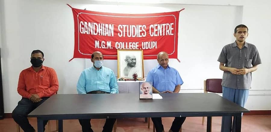 ಗಾಂಧಿ ಭೇಟಿಯ ಶತಮಾನೋತ್ಸವ ಅಂಗವಾಗಿ ಎಂಜಿಎಂ ಕಾಲೇಜಿನಲ್ಲಿ ಹಮ್ಮಿಕೊಂಡಿದ್ದ ವಿಶೇಷ ಉಪನ್ಯಾಸ ಕಾರ್ಯಕ್ರಮದಲ್ಲಿ ಗಾಂಧಿ ಅಧ್ಯಯನ ಕೇಂದ್ರದ ಮುಖ್ಯಸ್ಥ ವಿನೀತ್ ರಾವ್ ಮಾತನಾಡಿದರು