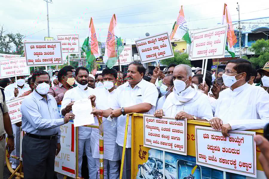 ರಾಯಚೂರಿನಲ್ಲಿ ಜಿಲ್ಲಾ ಕಾಂಗ್ರೆಸ್ ಸಮಿತಿಯಿಂದ ಗುರುವಾರ ಪ್ರತಿಭಟನೆ ನಡೆಸಿ ಜಿಲ್ಲಾಡಳಿತದ ಮೂಲಕ ರಾಜ್ಯಪಾಲರಿಗೆ ಮನವಿ ಸಲ್ಲಿಸಲಾಯಿತು