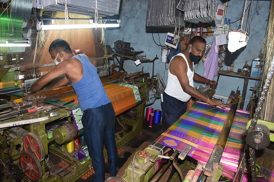 ನೇಯ್ಗೆಯಲ್ಲಿ ತೊಡಗಿರುವ ನೇಕಾರರು –ಸಂಗ್ರಹ ಚಿತ್ರ