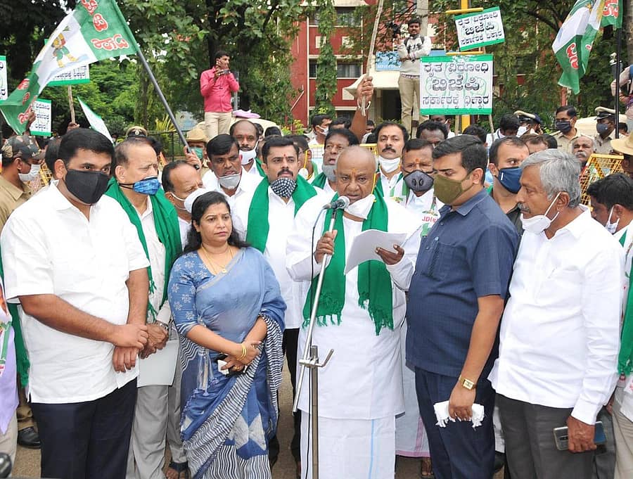 ತುಮಕೂರು ಜಿಲ್ಲಾಧಿಕಾರಿ ಕಚೇರಿ ಎದುರು ನಡೆದ ಪ್ರತಿಭಟನೆಯಲ್ಲಿ ಜೆಡಿಎಸ್ ವರಿಷ್ಠ ಎಚ್.ಡಿ.ದೇವೇಗೌಡ ಮಾತನಾಡಿದರು