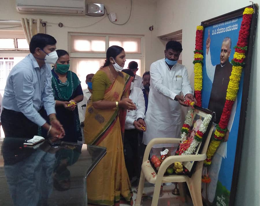 ದೇವರಾಜ ಅರಸು ಅವರ ಭಾವಚಿತ್ರಕ್ಕೆ ಚಿತ್ರದುರ್ಗ ಜಿಲ್ಲಾ ಪಂಚಾಯಿತಿ ಅಧ್ಯಕ್ಷೆ ಶಶಿಕಲಾ ಸುರೇಶಬಾಬು ಪುಷ್ಪಾರ್ಚನೆ ಮಾಡಿದರು. ಹೆಚ್ಚುವರಿ ಜಿಲ್ಲಾಧಿಕಾರಿ ಸಿ.ಸಂಗಪ್ಪ, ಸಾಮಾಜಿಕ ನ್ಯಾಯ ಸ್ಥಾಯಿ ಸಮಿತಿ ಅಧ್ಯಕ್ಷ ನರಸಿಂಹರಾಜು ಇದ್ದಾರೆ.